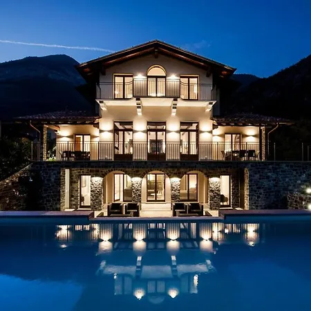 Sleeps 10 Pool Air Con *