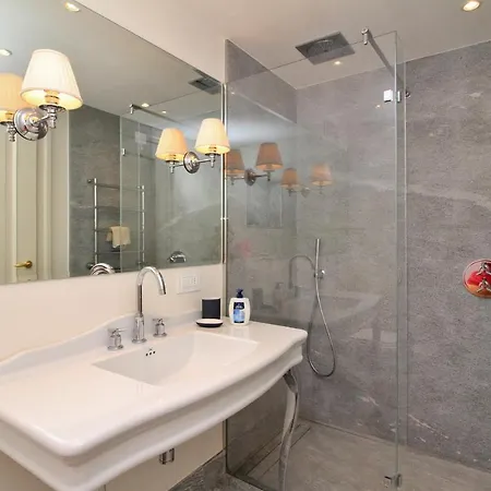 Sleeps 10 Pool Air Con Tremezzo