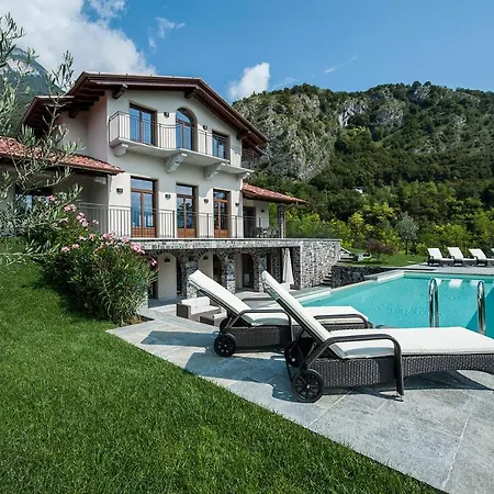 Sleeps 10 Pool Air Con