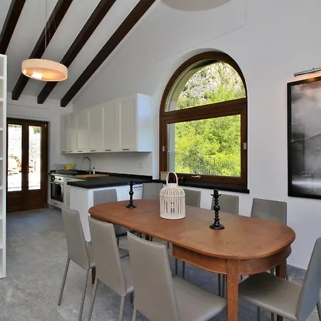 Sleeps 10 Pool Air Con